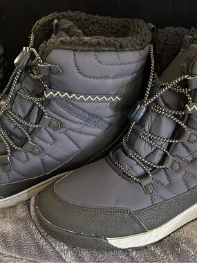Merrell Boys Size 6 Snow Crush Waterproof Winter Boots Sherpa Lining. NWT/Box.